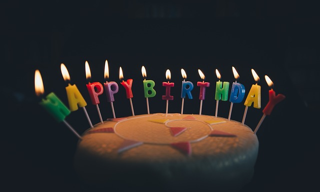 Fra fødselsdagshilsner til festlige sange: Den perfekte fødselsdagsoverraskelse